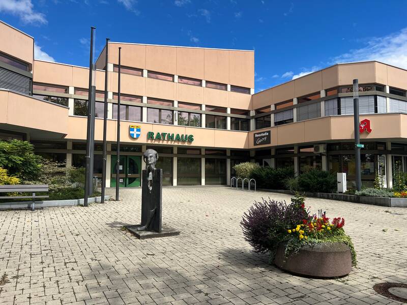 Rathaus Elchesheim-Illingen, Blick auf den Haupteingang mit Kunstwerk im Vordergrund