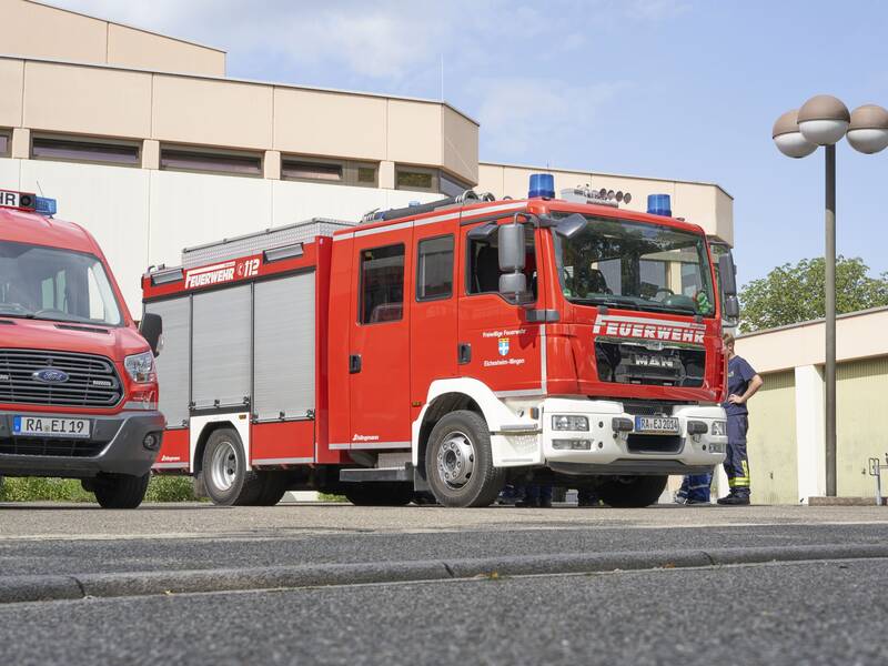 Hilfeleistungslöschgruppenfahrzeug auf dem Hof der Feuerwehr.