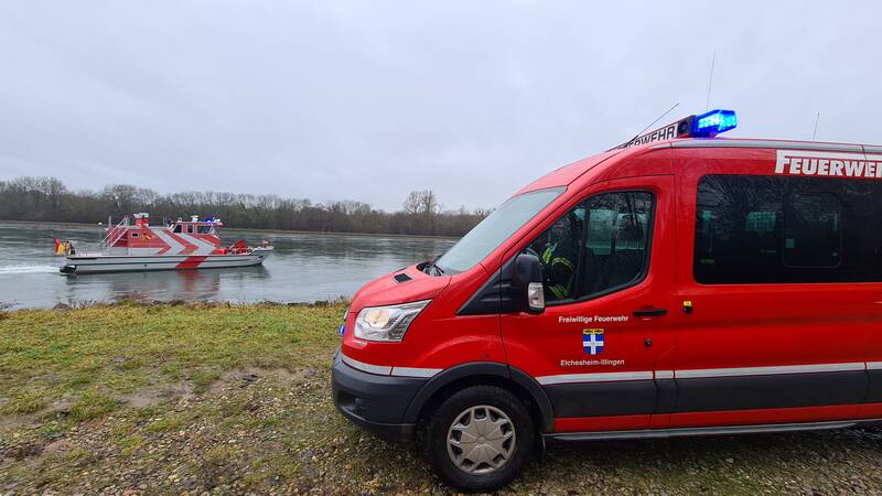 Mannschaftstransportwagen am Rheinufer, das Feuerwehrboot Pamina 1 aus Karlsruhe im Hintergrund auf dem Rhein.