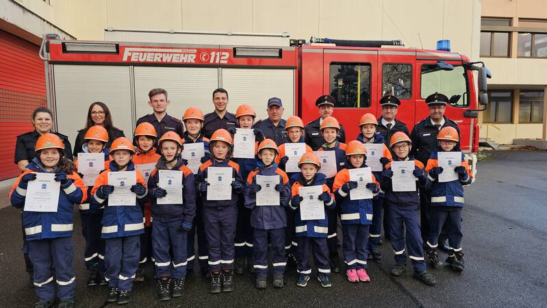 Gruppenfoto der Jugendfeuerwehr mit Ihren Betreuern nach Abnahme der Jugendflamme Stufe 1