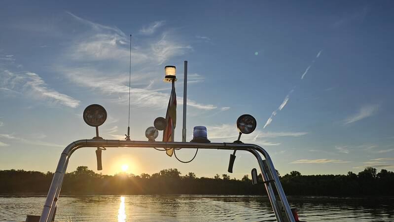 Lichtbalken des Rettungsbootes bei Sonnenuntergang