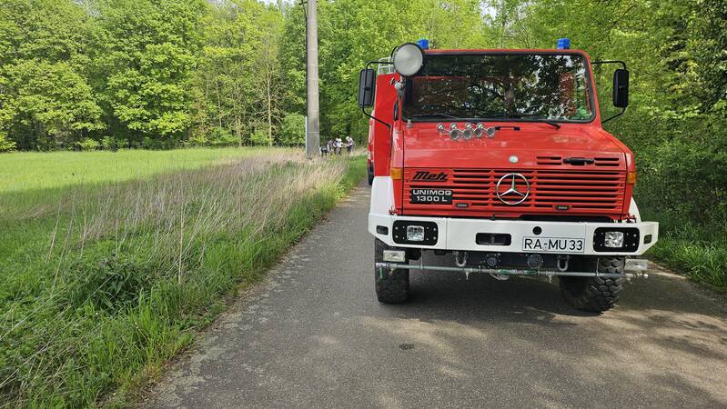 Tanklöschfahrzeug auf einem Feldweg während eines Brandeinsatzes