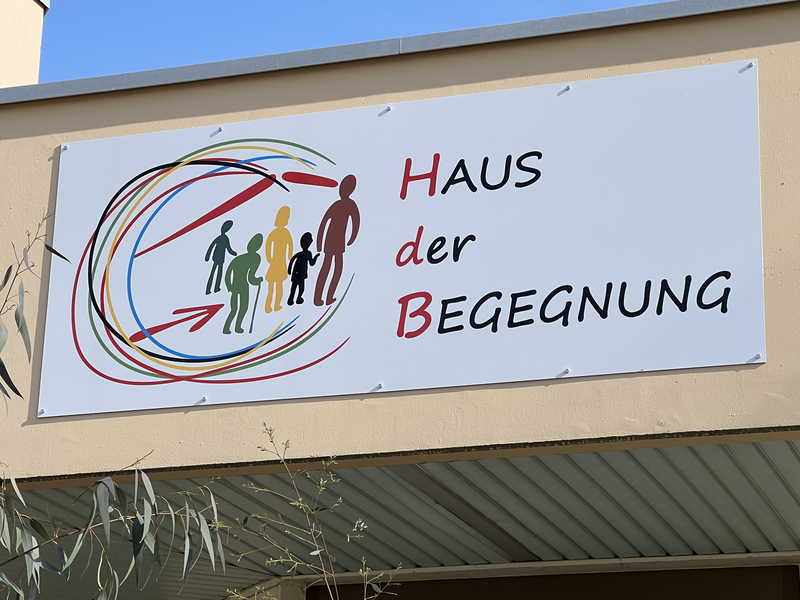 Schild mit Logo über Eingang Haus der Begegnung