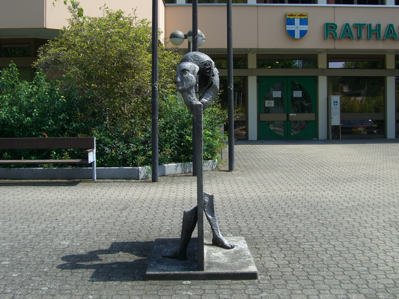 Skulptur vor Rathaus