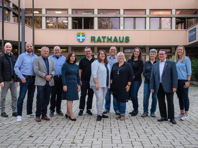 Gemeindratsmitglieder 2024 vor dem Rathaus