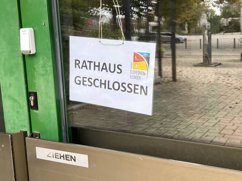 Rathaus geschlossen Schild an EIngangstür