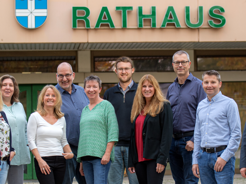 Mitarbeitende vor dem Rathaus