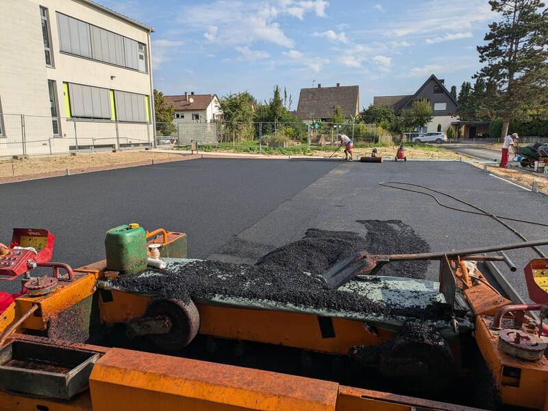 Schulaußenanlage Feinbelag der Sportfläche