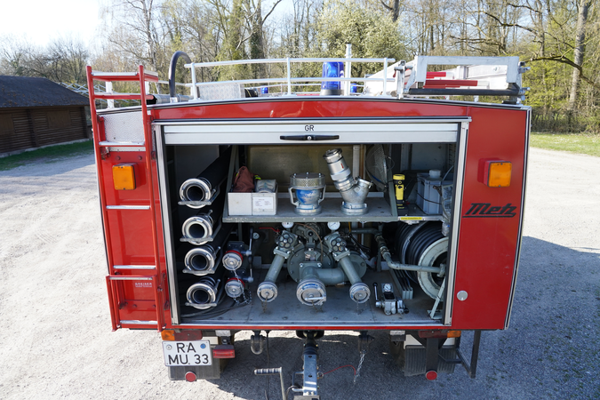 Tanklöschfahrzeug TLF 8/18 von hinten mit geöffnetem Rolladen