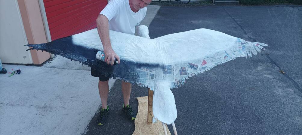 Ein aus Pappmaché gebauter Storch zur Geburt eines Feuerwehrbabys