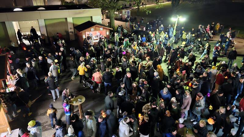 Menschen im Hof der Feuerwehr nach dem alljährlichen Martinsumzuges