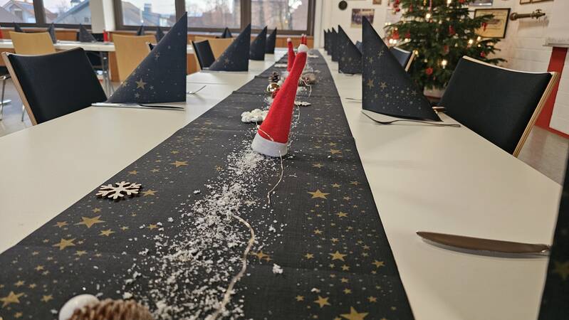 Weihnachtlich dekorierter Tisch im Schulungsraum der Feuerwehr