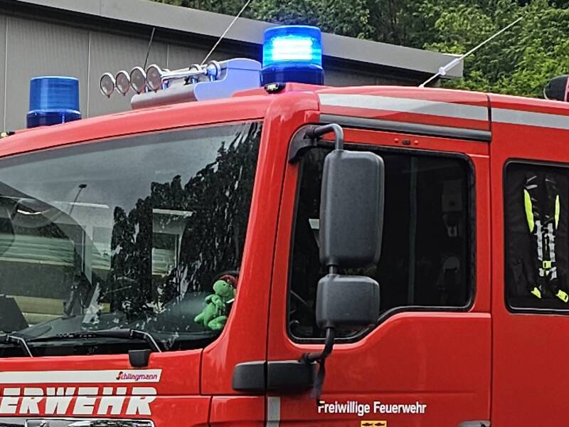 Feuerwehrfahrzeug HLF 10 mit angeschaltetem Blaulicht 